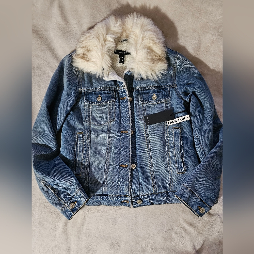NWT FOREVER 21 WOMEN'S Blue Denim Jacket Size Medium - Picture 1 of 9